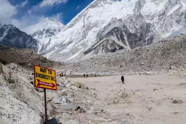 Hoe hoog is Base Camp Mount Everest? Is de lucht ijl?
